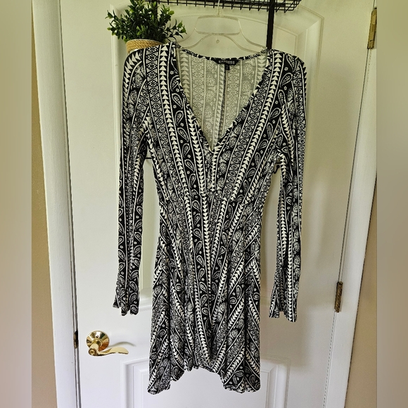 Express Brand / Black & White Dress - Picture 2 of 8